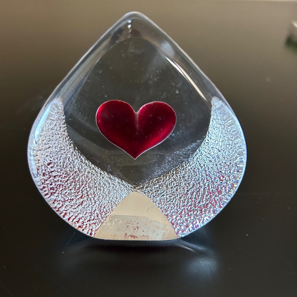 Mats Jonasson Maleras  Handblown Crystal Heart